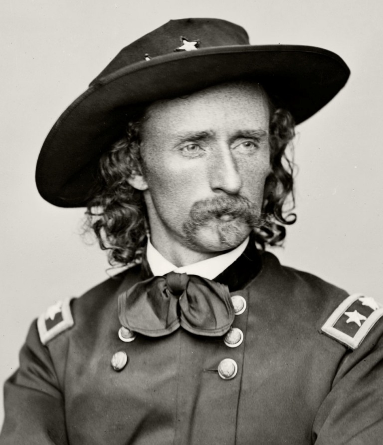 Generál George Armstrong Custer. Zdroj foto: Custerportrait.jpg: UnknownUnknown derivative work: TheCuriousGnome, Public domain, via Wikimedia Commons