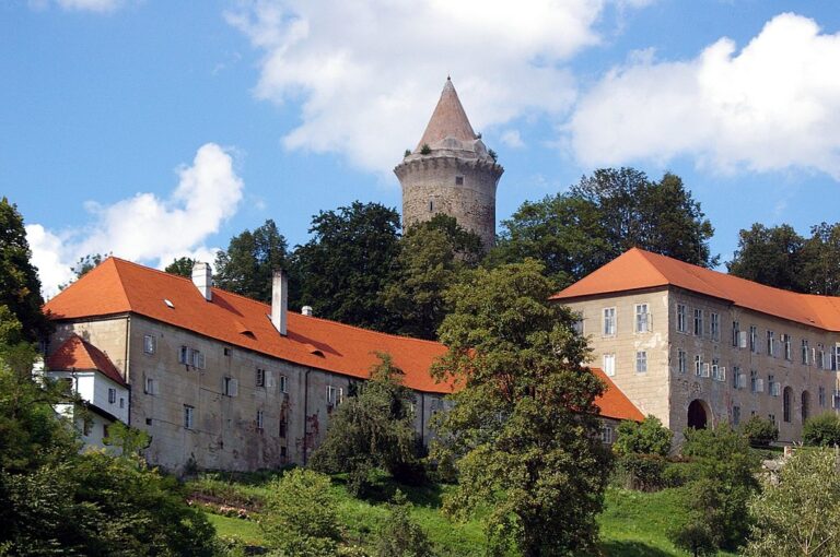 Záhadný duch se prý v době druhé světové války objevil na hradní věži Jakobínka. Celou událost vyšetřovalo gestapo. Zdroj foto: Donald Judge, CC BY 2.0 , via Wikimedia Commons