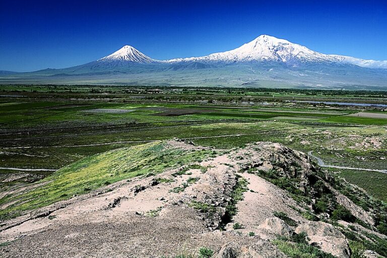 Velký a Malý Ararat – věčné kotviště Noemovy archy? Zdroj fotografie: MEDIACRAT, CC BY-SA 3.0 , via Wikimedia Commons