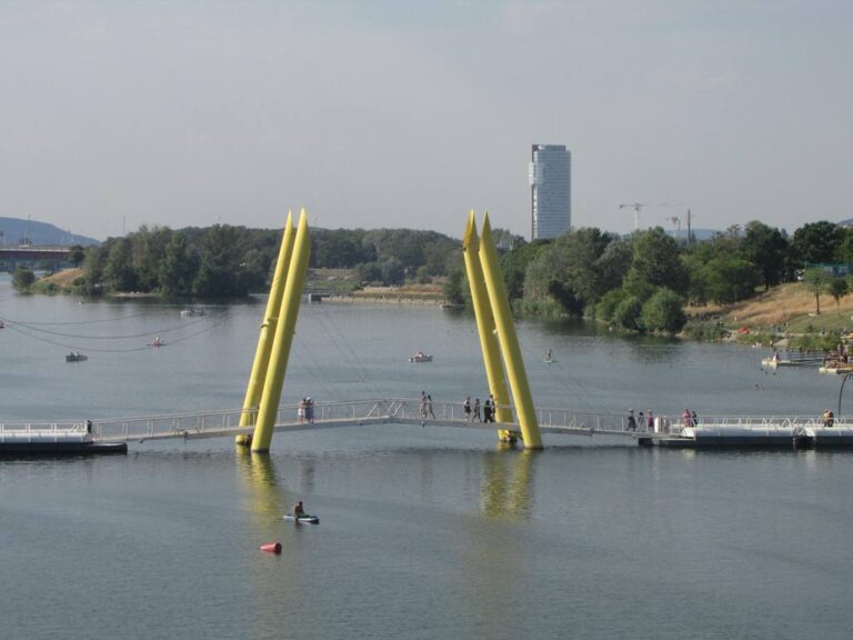 Byl Heidentor inspirací pro tento moderní mostní prvek na Dunaji ve Vídni? Foto autor