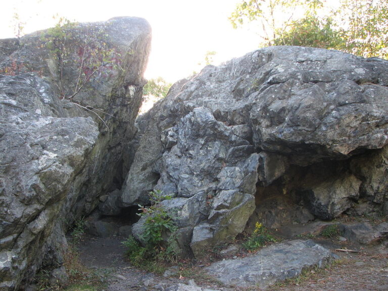 Část přírodního útvaru Dungeon Rock. Zdroj foto: Ehkastning, CC BY-SA 3.0 <https://creativecommons.org/licenses/by-sa/3.0>, via Wikimedia Commons
