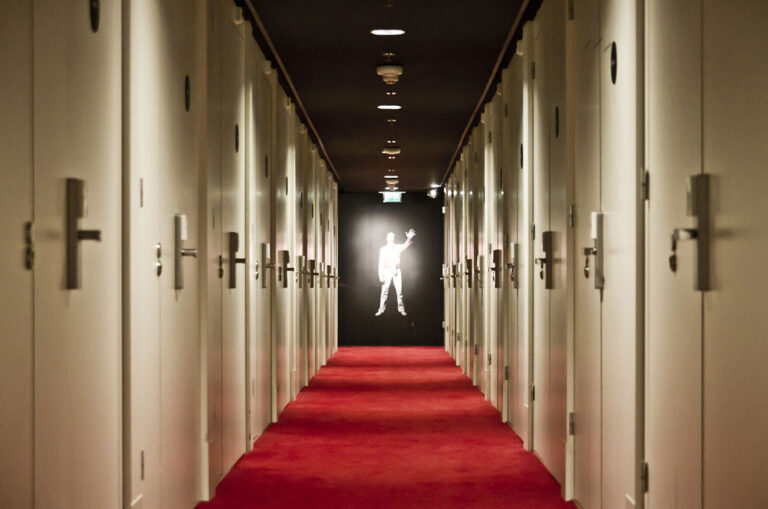 Ne všech duchů v hotelových chodbách je třeba se obávat. Příkladem je Dáma v bílém… Zdroj ilustrační fotografie: Bert Kaufmann from Roermond, Netherlands, CC BY-SA 2.0 <https://creativecommons.org/licenses/by-sa/2.0>, via Wikimedia Commons