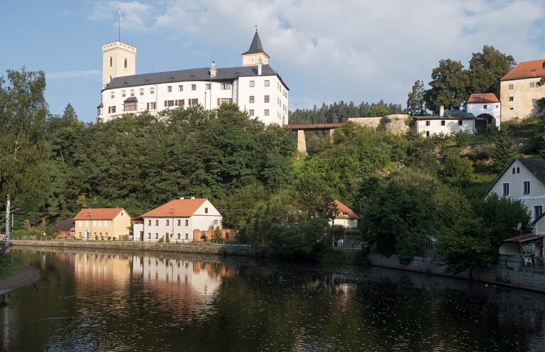 Pohled na hrad Rožmberk. Zdroj foto: Michielverbeek, CC BY-SA 4.0 , via Wikimedia Commons