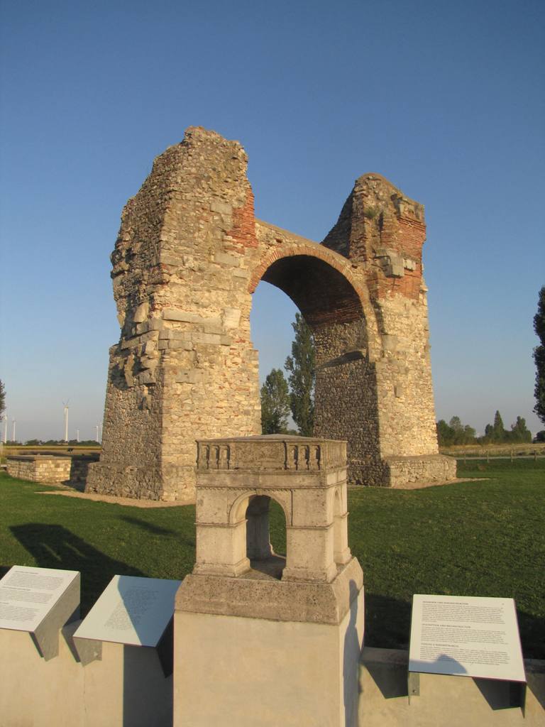 Model v popředí ukazuje předpokládanou podobu Pohanské brány v době jejího vybudování v polovině čtvrtého století. Foto autor