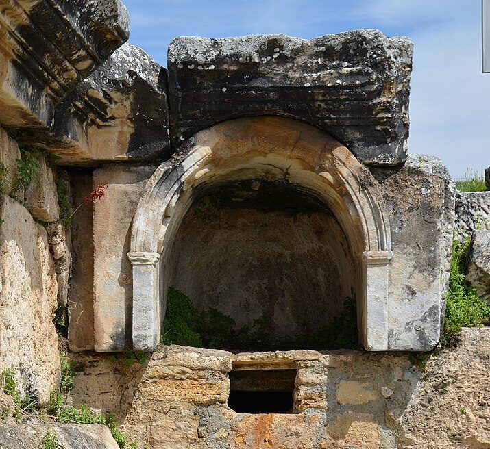 Vede Plutova brána opravdu přímo do pekla? Foto: Carole Raddato from FRANKFURT, Germany - The Plutonium (Pluto's Gate), a sacred cave believed to be an entrance to the underworld and the oldest local sanctuary, Hierapolis, Phrygia, Turkey, CC BY-SA 2.0, Wikimedia commons