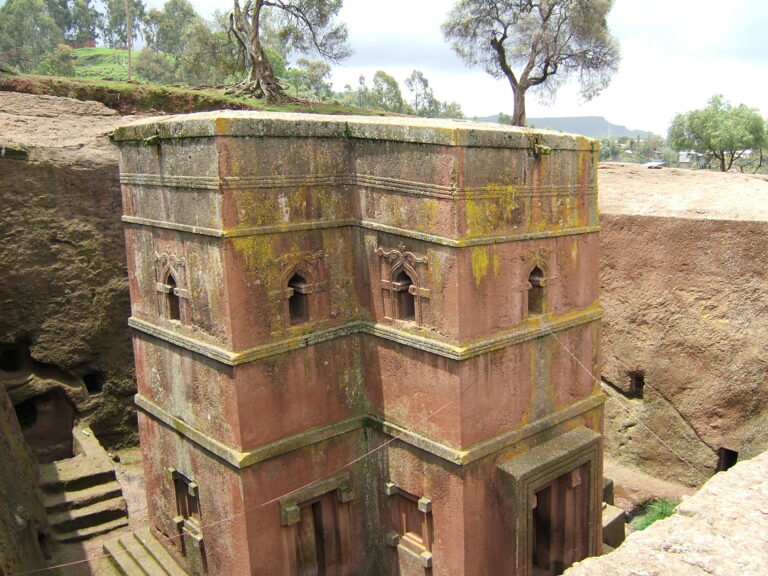 Kostely v Lalibele jsou postaveny velmi neobvyklým způsobem. Proč etiopský král zvolil tak složitý postup? Foto: Giustino – https://www.flickr.com/photos/86497274@N00/38849107/, CC BY 2.0, Wikimedia commons