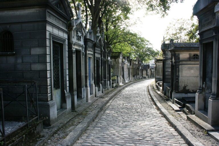 Je skutečně francouzský hřbitov tím nejstrašidelnějším na světě? Co se to odehrává mezi hroby?