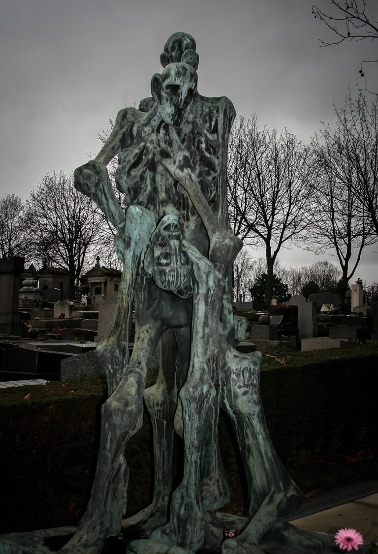Hřbitov je prý velmi děsivým místem i za bílého dne, natož v noci. Stojí za mnohými paranormálními jevy jen náš strach z mrtvých?