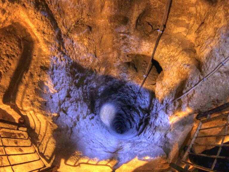 Podzemí potřebuje přívod vzduchu. Díváte se na jednu z odvětrávacích šachet. Foto: Nevit Dilmen / CC-BY-SA 3.0