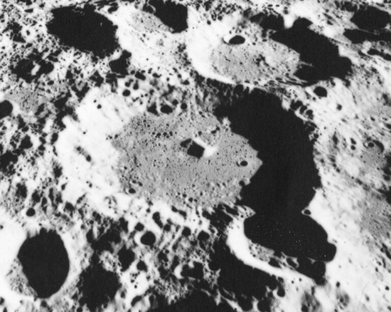 Uprostřed kráteru Paracelsus, který s kráterem Paracelsus C sousedí, se nachází objekt ve tvaru pyramidy, foto James Stuby, NASA, Apollo 17 / Creative Commons / CC0