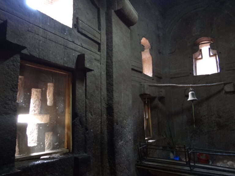 Skrývají kostely nějaká další tajemství, například důležité náboženské poklady? Foto: Adam Jones from Kelowna, BC, Canada - Interior of Bet Medhane Alem Rock-Hewn Church - Lalibela - Ethiopia - 01, CC BY-SA 2.0, Wikimedia commons