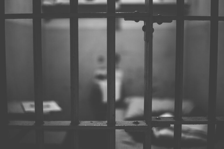 Ani vězení Marka Bridgera neochránilo před nechtěnými návštěvami mrtvé dívky, foto Pixabay