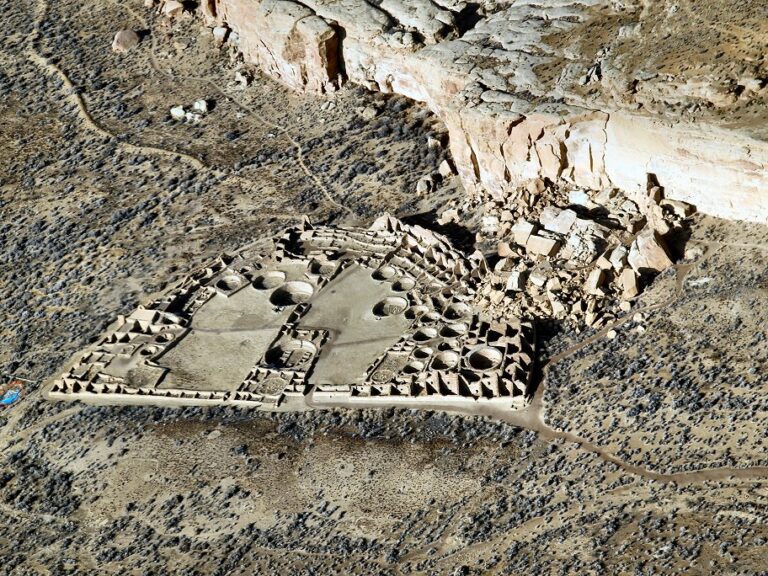 Proč má pueblo tak zvláštní tvar i strukturu? Mohlo by jít o důkaz, že jde o dílo mimozemšťanů? Foto: Bob Adams, Albuquerque, NM - Own work, CC BY-SA 3.0, Wikimedia commons