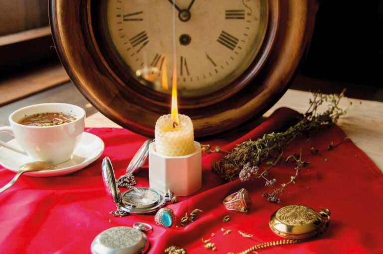 Svíčka a papír jsou základem pro rituál vděčnosti.