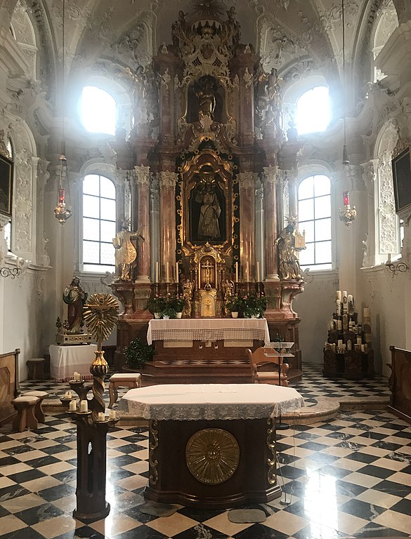 Sv. Notburga v Ebenu je netradičně uložena v oltáři. Foto: Geak, CC BY-SA 4.0 <https://creativecommons.org/licenses/by-sa/4.0>, via Wikimedia Commons