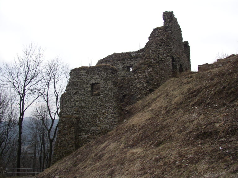 Jak hrad souvisí s ďáblem, po němž je v okolí pojmenováno tolik míst? Foto: Mirek256 – Vlastní dílo, CC BY 3.0, Wikimedia commons