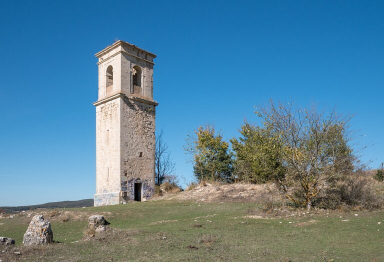 Jednou z mála dochovaných staveb je tato věž. Zdroj foto: Basotxerri, CC BY-SA 4.0 <https://creativecommons.org/licenses/by-sa/4.0>, via Wikimedia Commons