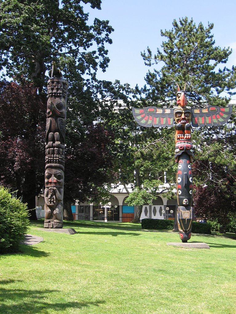 Socha připomíná totemy původních obyvatel amerického kontinentu. Je to jen náhoda? Zdroj foto: H at English Wikipedia, Public domain, via Wikimedia Commons