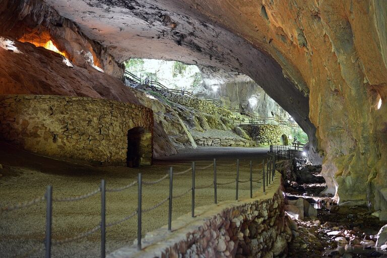 Temné čarodějnické rituály měly být prováděny například v této jeskyni. Zdroj foto: Alberto-g-rovi, CC BY 3.0 , via Wikimedia Commons
