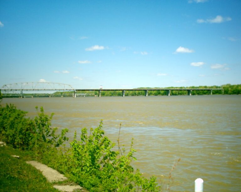 Řeka Mississippi u města Hannibal. K ní však trojice chlapců nezamířila. Zdroj foto: Andrew Balet, CC BY 2.5 , via Wikimedia Commons