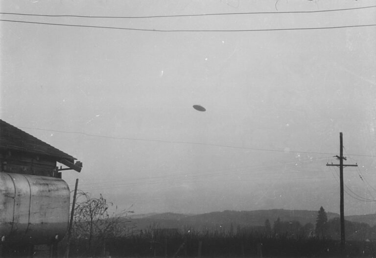 Snímky zachycující UFO obvykle neoplývají vysokou kvalitou… Zdroj ilustrační fotografie: Paul Trent, Public domain, via Wikimedia Commons