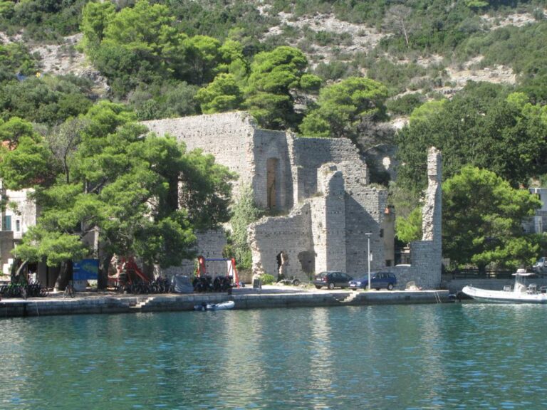 Zbytky antického paláce na ostrově Mljet. O tisíc let později však k ostrovu již nepřiplouvají galéry s římskou smetánkou na palubě, ale lodě z flotil křížových výprav. Foto autor
