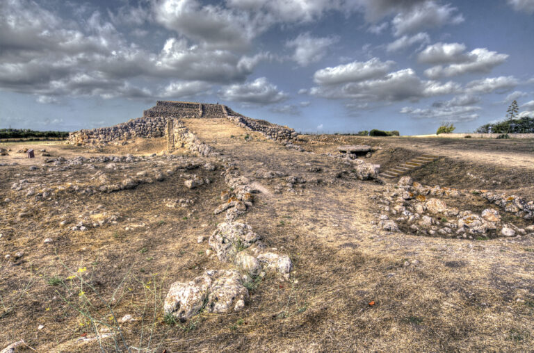 Znamenají nálezy památek z Mezopotámie jen to, že spolu kultury obchodovali? Foto: Ángel M. Felicísimo from Mérida, España - Altar de Monte d'Accoddi, CC BY 2.0, Wikimedia commons