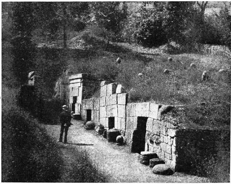 Na hrobky Etrusků můžete ve městě narazit na každém rohu. Žádná z nich ale nepřipomíná pyramidu, proto je nález tak významný. Foto: Volné dílo, Wikimedia commons