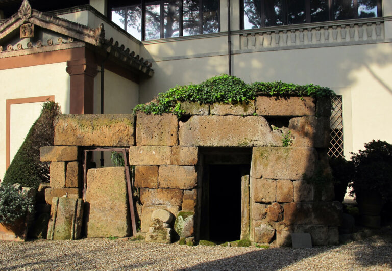 Hrobky mají mnozí místní doslova na dvorku. Skrývá některá z nich ještě nějaké tajemství? Foto: By Sailko - Own work, CC BY 3.0, Wikimedia commons
