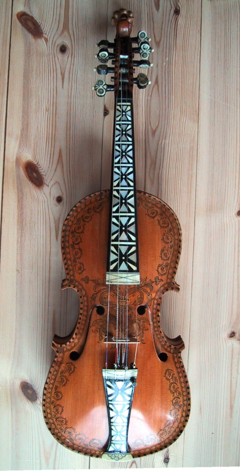 Hardangerské housle byly považovány za nástroj ďábla. Foto: Frode Inge Helland, CC BY-SA 3.0 <https://creativecommons.org/licenses/by-sa/3.0/>, via Wikimedia Commons
