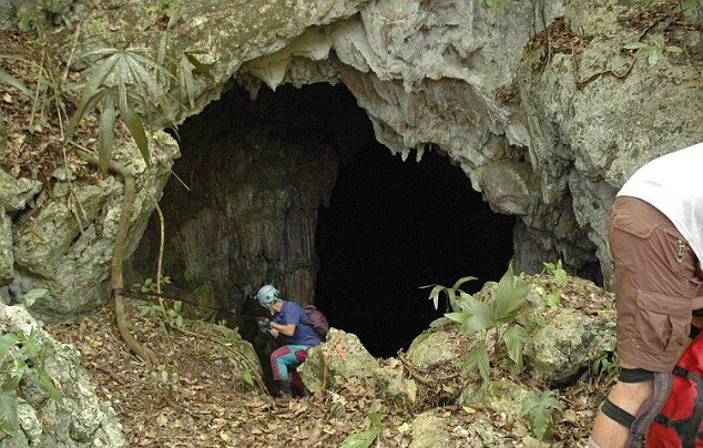 Vchod do Jeskyně půlnočního děsu je nenápadný, také proto zůstala dlouho bez povšimnutí. Objevil ji až nenechavý zloděj starožitností.