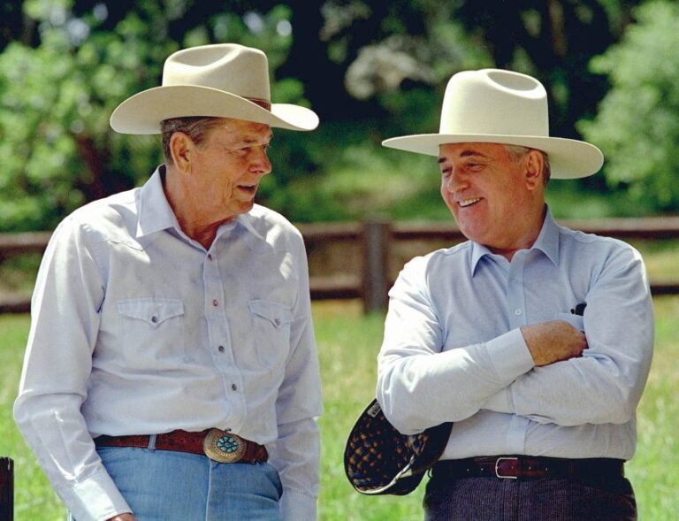 Ronald Reagan a Michail Gorbačov, foto Bob Galbraith / Creative Commons / Volné dílo