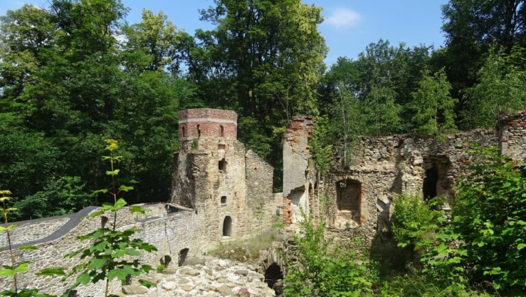 Hrad byl založen ve 14. století. Foto: Petr Matura