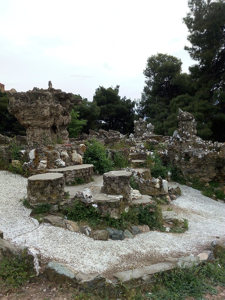 Pašova zahrada připomíná některá slavná Gaudího díla ve španělské Barceloně. Zdroj foto: Pavlos1988, CC BY-SA 4.0 <https://creativecommons.org/licenses/by-sa/4.0>, via Wikimedia Commons