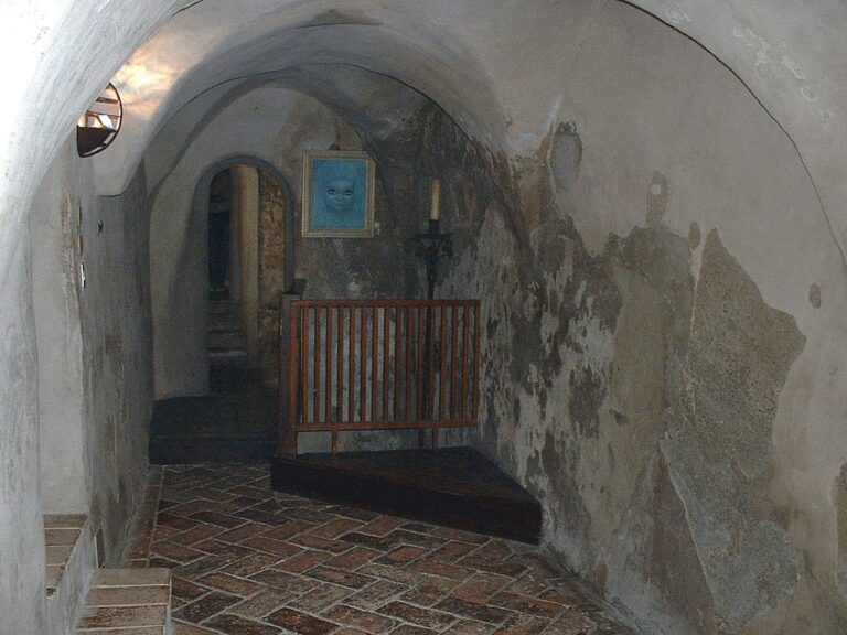 Místo, kde byla Azzurrina spatřena 21. června 1375 naposledy. Zdroj obrázku: RobertoReggi at Italian Wikipedia, CC BY-SA 3.0 , via Wikimedia Commons
