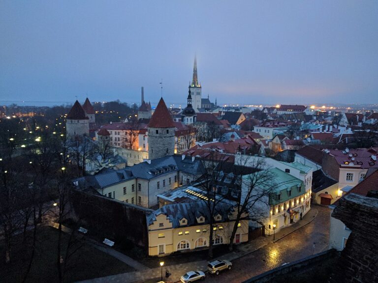 Teprve noc přinese do centra Tallinnu tu správnou duchařskou atmosféru. Zdroj foto: Wolliff (WMF), CC BY-SA 4.0 , via Wikimedia Commons