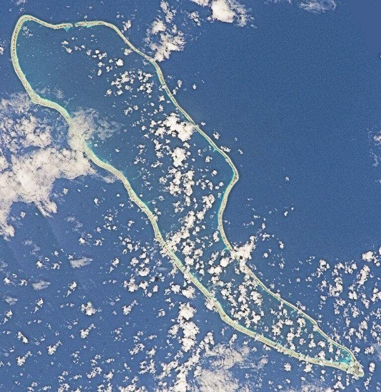 Korálový atol Hao. Zdroj foto: Image Science and Analysis Laboratory, NASA-Johnson Space Center. 