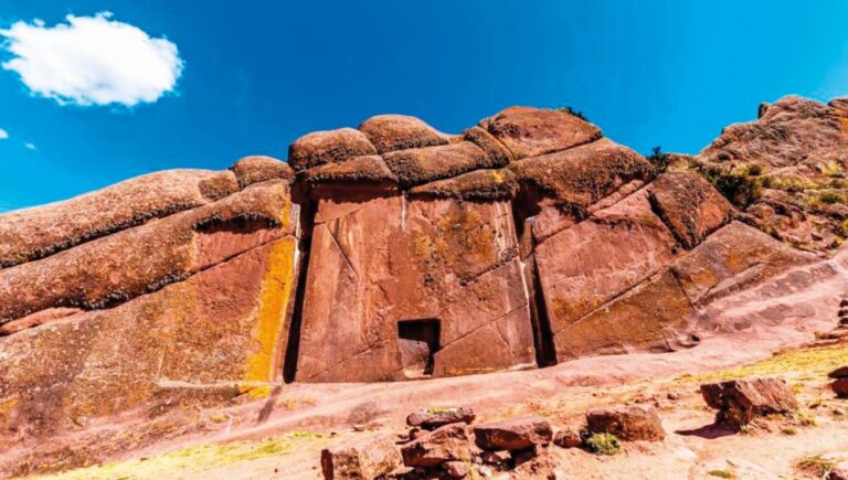 Skalní útvar v jižní části Peru, do kterého je vytesaná zvláštní brána.