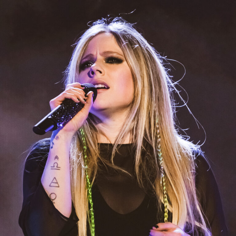 Byla dvojnicí nahrazena i zpěvačka Avril Lavigne nebo k ničemu takovému nedošlo? Foto: Justin Higuchi from Los Angeles, CA, USA - Avril Lavigne @ The Greek 09/18/2019, CC BY 2.0, Wikimedia commons