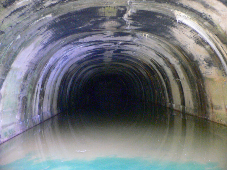 Takto vypadá tunel dnes, než člověk narazí na betonovou zeď. Vězní uvnitř duchy pracovníků, kteří v tunelu zahynuli? Foto: Jkmscott - Own work, CC BY-SA 3.0, Wikimedia commons
