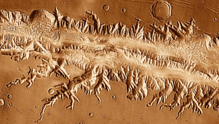 Údolí Marineru se vyznačuje množstvím kaňonů a proppastí, foto NASA / JPL-Caltech / University of Arizona / Creative Commons / Volné dílo