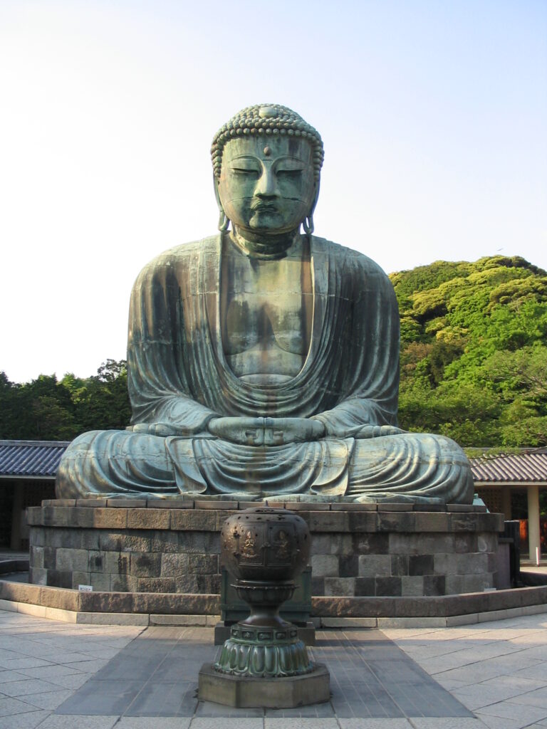 Tohoto Buddhu uctívají lidé v Číně, Vietnamu a Jižní Koreji. Jeho následovníci věří, že jim zajistí vystoupení z koloběhu reinkarnace a dosažení věčného míru. Je to pravda? Foto: Dirk Beyer – Vlastní dílo, CC BY-SA 3.0, Wikimedia commons