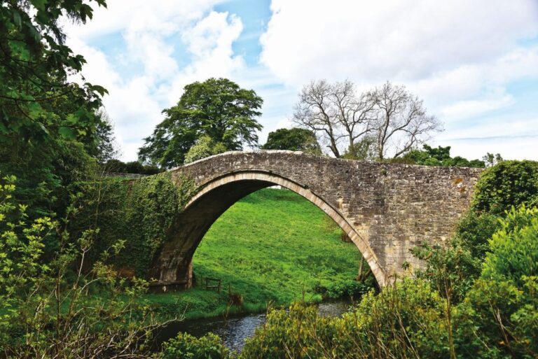 Jediným pozůstatkem po zmizelé vesnici má být starý most z 15. století, nazývaný Brig o’ Doon.