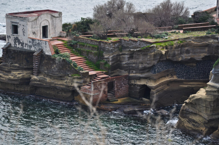 Ostrovům se lidé většinou vyhýbají. Bylo by možné kletbu nějak zvrátit? Foto: Armando Mancini - Flickr: Napoli - Parco archeologico del Pausilypon, CC BY-SA 2.0, Wikimedia commons