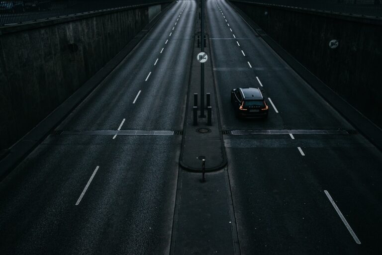Řádí na dálnici temné síly mrtvých nebo za vše může jen špatný stav vozovky? Foto: Pixabay