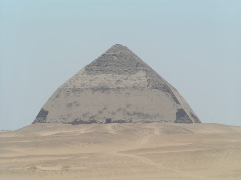 Jedna z Snofruových pyramid má podivný lomený tvar. Šlo snad o součást pokusů o znovuzrození? Foto: Petr Lochman – Vlastní dílo, CC BY-SA 4.0, Wikimedia commons