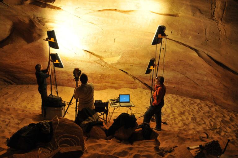 Malby v jeskyni zobrazují i další podivné výjevy, které budou muset vědci rozluštit.