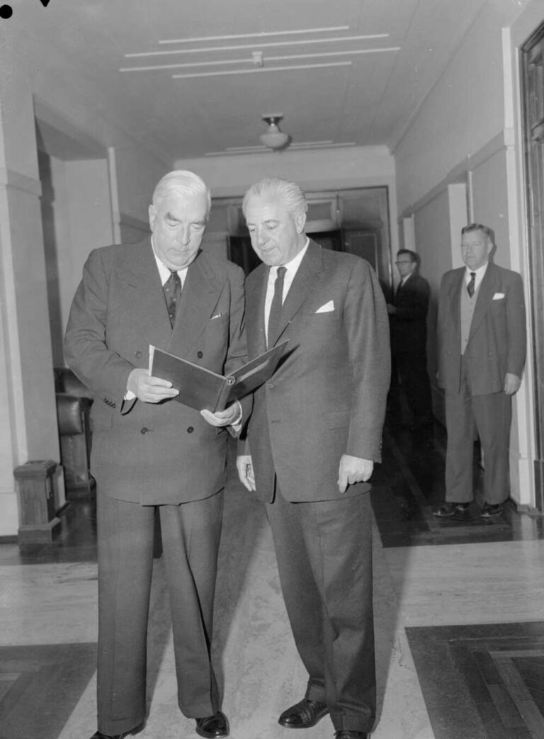 Harold Holt (na snímku vpravo). Zdroj foto: National Library of Australia, Public domain, via Wikimedia Commons