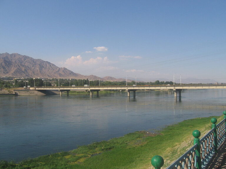 Řeka Syrdarja v Tádžikistánu. Právě u tohoto říčního toku prý byla makedonská armáda konfrontována s dvojicí létajících stříbrných štítů. Zdroj foto: Shavkat Kholmatov, Public domain, via Wikimedia Commons