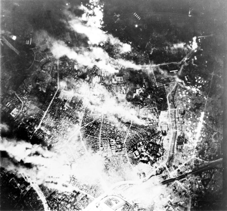 I v bombardování Tokia za druhé světové války měl mít Masakado „prsty“. Zdroj ilustrační fotografie: US Army Air Forces, Public domain, via Wikimedia Commons